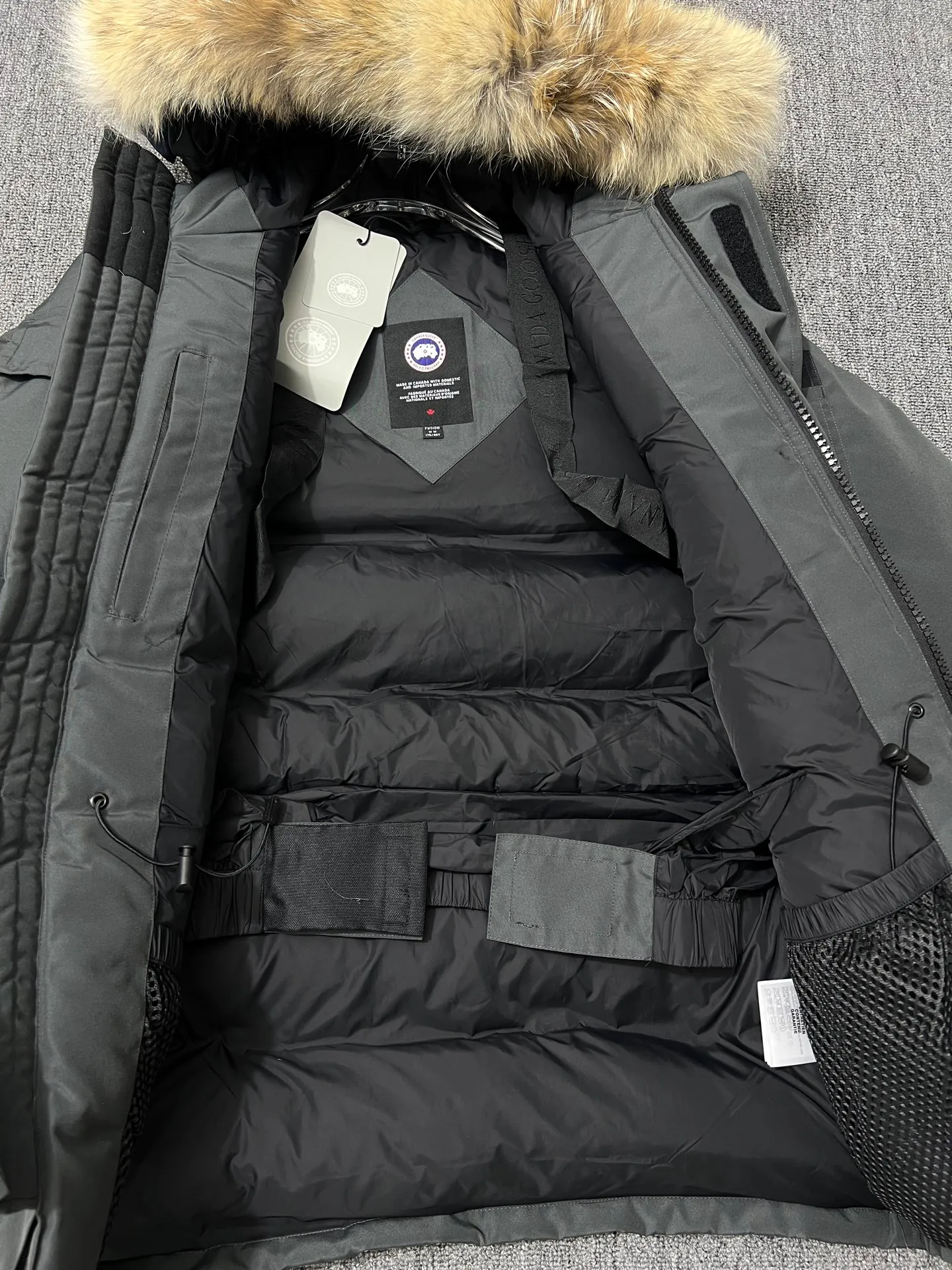 P780 🆕 Top original version, supports chip sensor with handbag 𝗖𝗮𝗻𝗮𝗱𝗮 𝗚𝗼𝘀𝗲 / 🇨🇦 Canada Goose 08 Down Jacket ⚠️ Partners who have been cooperating with us in the past few years know that no matter what is produced outside, our pure genuine trading company ships ❗️ After the test of time, we have received rave reviews. You can compare the market products with us. If you are not satisfied, you can return it at will. You are also welcome to come to ZG to see it and then come to my home to buy‼  1⃣️ The filling is 80% white duck down, with a weight of 500g. Regarding the down content, you can feel it with your hands. Good down has no embarrassment and can be called a walking duvet! 2⃣️ The fabric is made of Feather-Light 10D waterproof coating fabric, which is made of 84.5 polyester fiber and 15.5 cotton. The surface is treated with a special Teflon protective coating produced by DuPont to prevent wind and splash water, and makes the clothing anti-pollution and long-lasting new features! 3⃣️ One-piece seamless cuffs, 13cm official length, all seals are stamped, and all the inner liner is hemmed. The overcoat means sewing all the inner liner once. On the one hand, it is to prevent the velvet from running off, and on the other hand, it can keep the stiffness of the clothes! 4⃣️ Original Yoshida Kogyo Kabushikigaisha zipper, top-grade zinc alloy electroplated zipper with the highest specifications, using precise Japanese craftsmanship, raw materials and management methods. Each zipper can withstand 100,000+ openings and closings 5⃣️ The detachable fur collar is made of top-grade imported wolf fur, which is not comparable to the loose and soft raccoon fur and fake fur on the market. It is a natural Siberian coyote fur collar. The delicate and strong feel is the sense of life that comes from the erosion of wind and frost in nature. 6⃣️ Main logo double-thread 9-needle locking stranded embroidery, electronic digital automatic embroidery, maple leaves with sharp edges. Size: XS-XXL Color: black, off-white, graphite gray, sapphire blue Dark Blue Pink Azure Graphite Gray Black Label Shoulder Width Chest Sleeve Length Clothes Length Recommended Weight kg 67 87 80-90 2XL 58 136 69 89 90-105